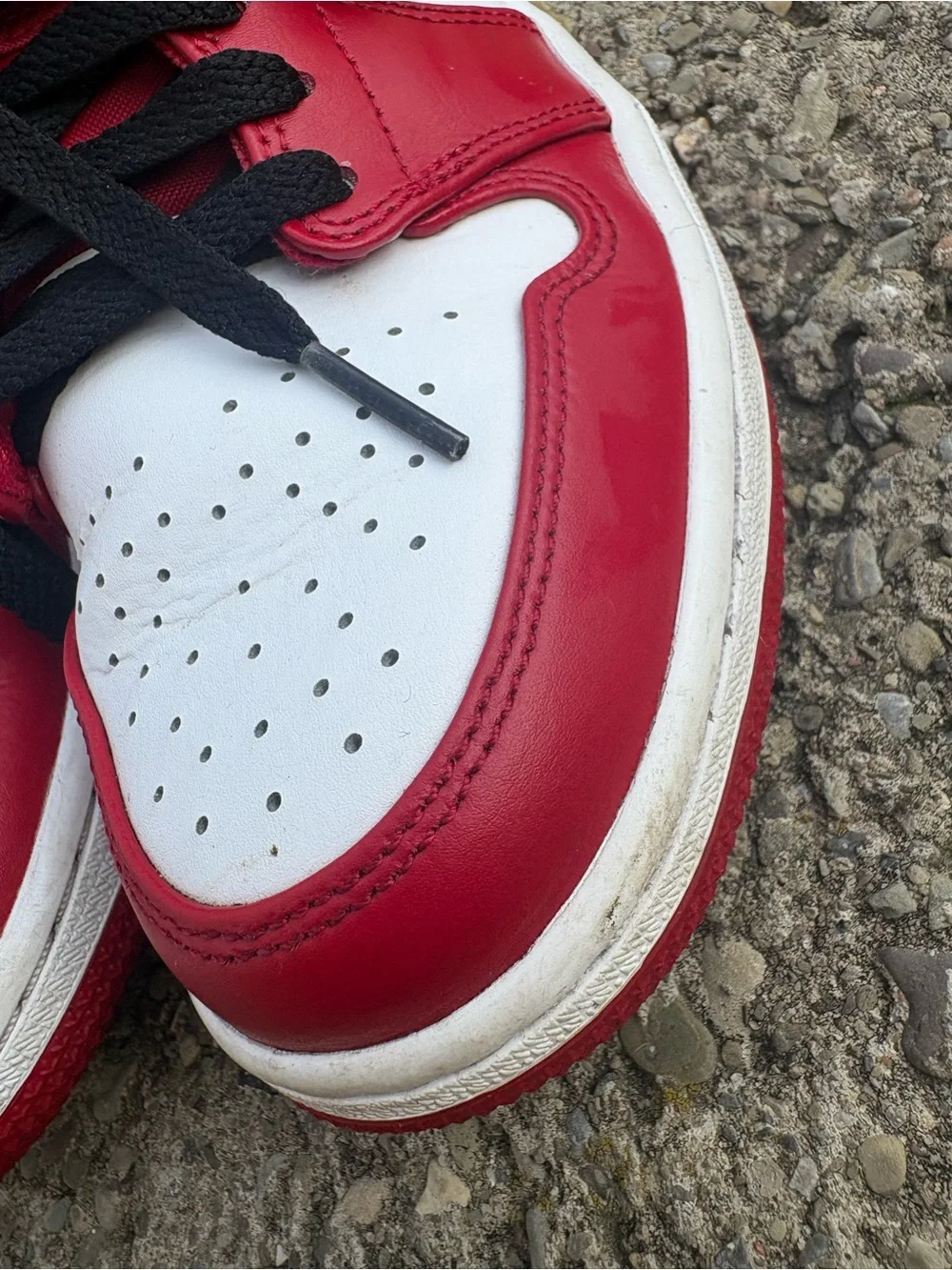 Nike men’s Red, White & Black Low-Top Sneakers